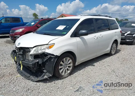 2015 Toyota Sienna Le 7 Passenger z USA, uszkodzony, nr VIN 5TDJK3DC7FS125121